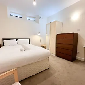 Convenient 2br Basement Flat In Leith Apartment
