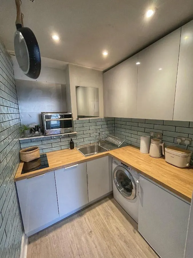 1 Bed Apartment Edinburgh 0*,
